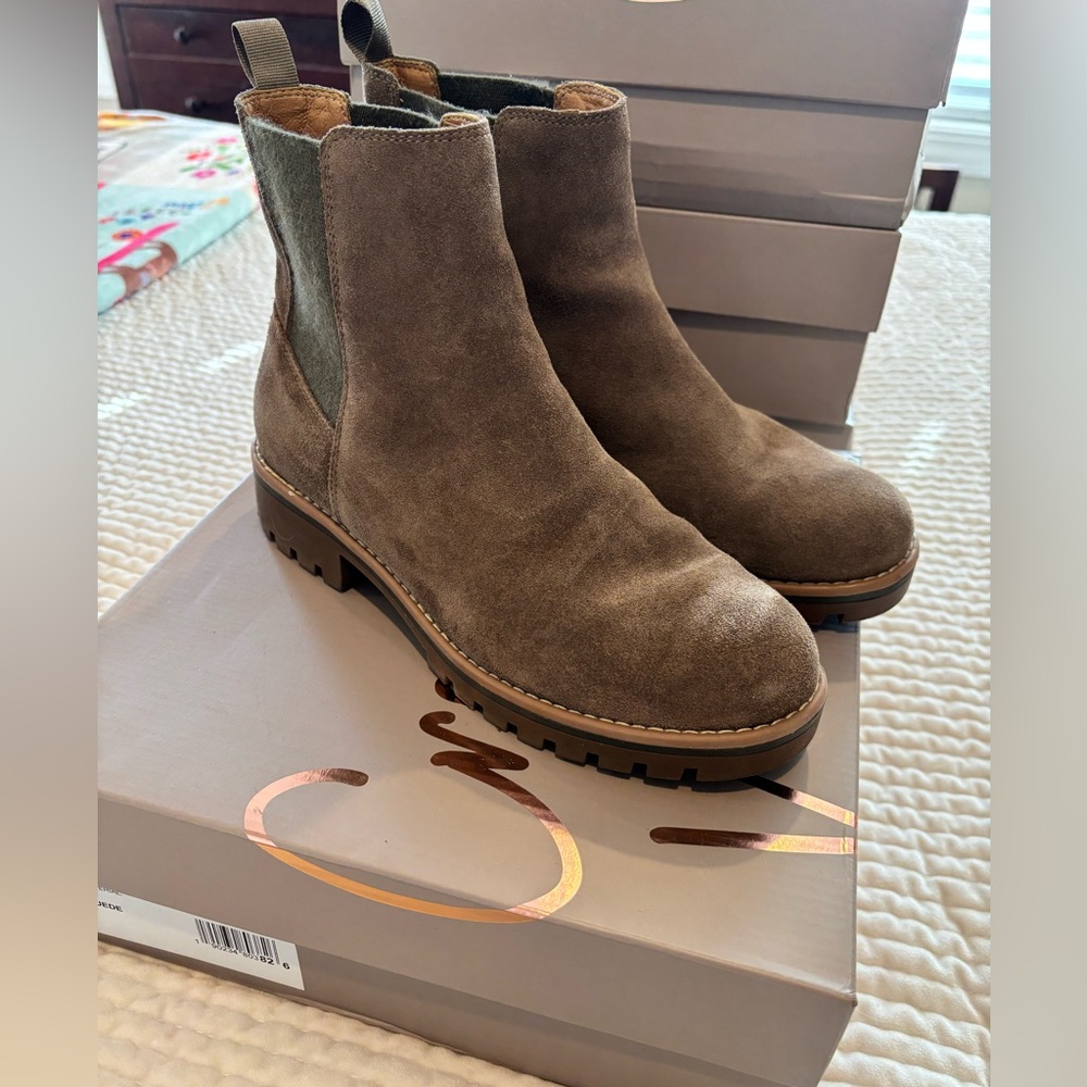 Women’s Pale Brown Suede Ankle Boots by Crown Vintage Size 8